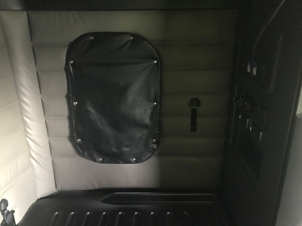 Sleeper Tractor-Heavy Duty Tractors-Freightliner-2022-T12664ST-Evansville-IN-501,099\n\t\tmiles-$ 68,250 - Image 18