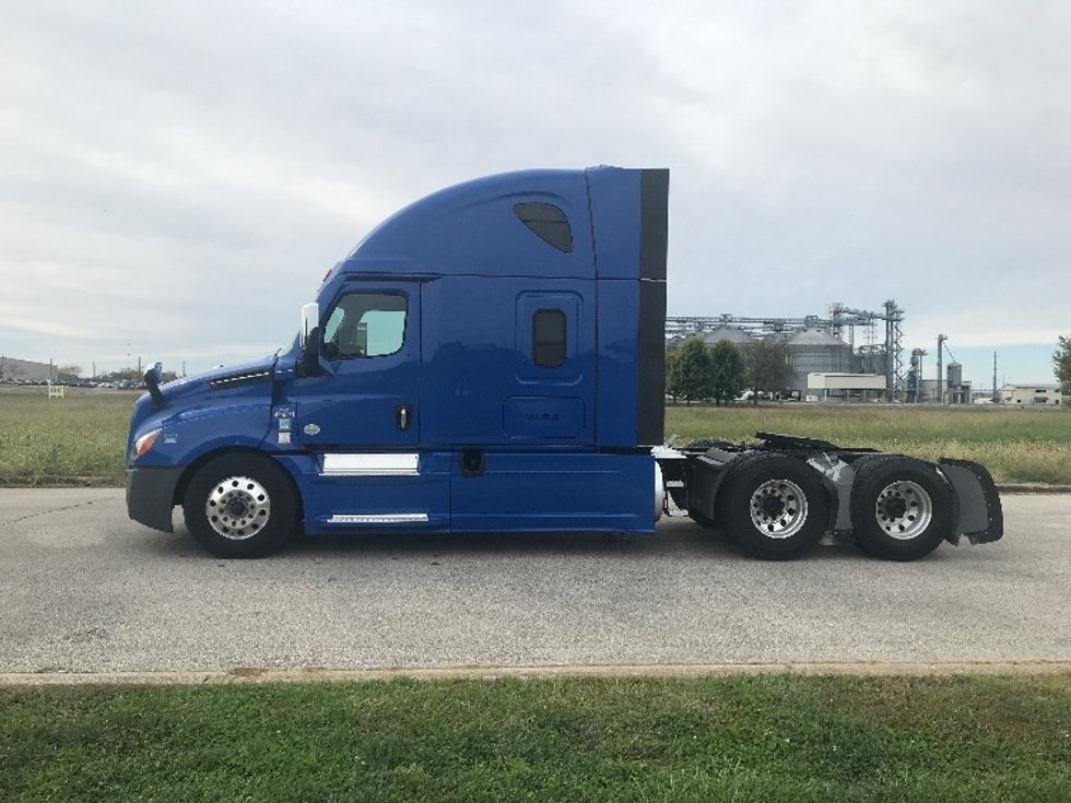 Sleeper Tractor-Heavy Duty Tractors-Freightliner-2022-T12664ST-Evansville-IN-501,099\n\t\tmiles-$ 68,250 - Image 4