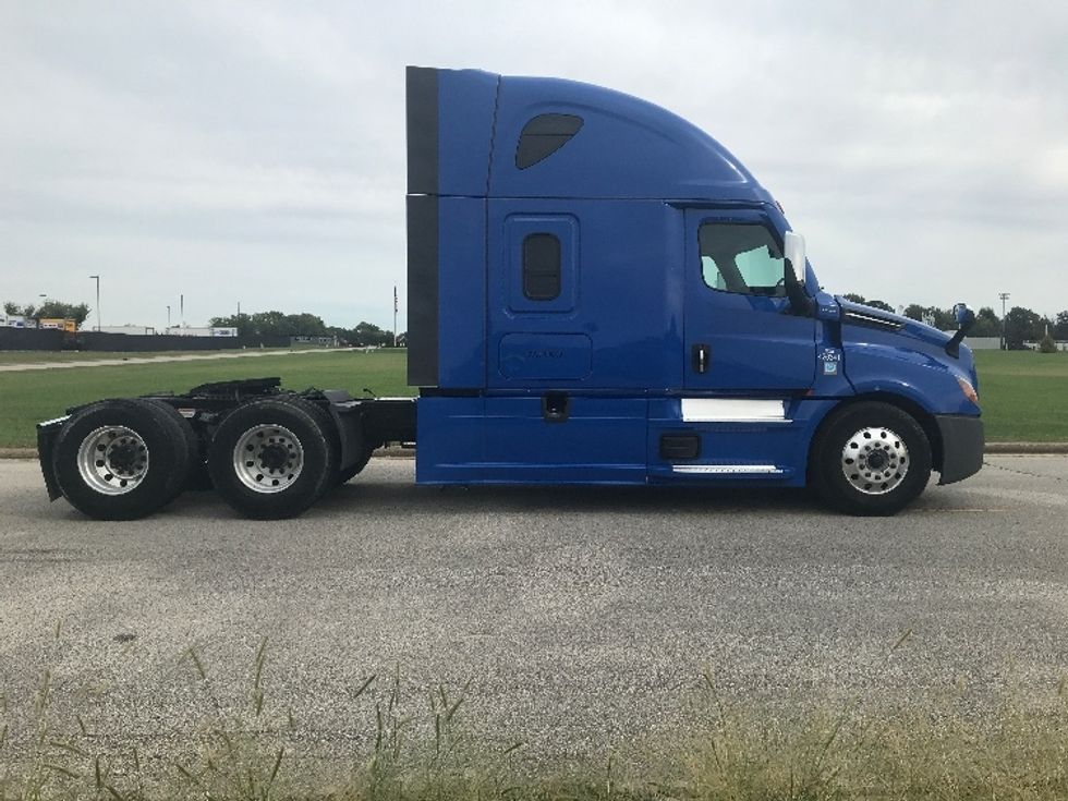 Sleeper Tractor-Heavy Duty Tractors-Freightliner-2022-T12664ST-Evansville-IN-501,099\n\t\tmiles-$ 68,250 - Image 8