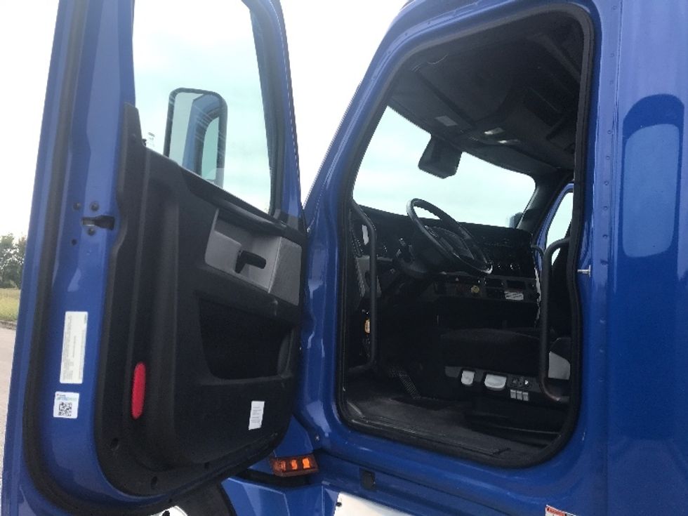 Sleeper Tractor-Heavy Duty Tractors-Freightliner-2022-T12664ST-Evansville-IN-501,099\n\t\tmiles-$ 68,250 - Image 9