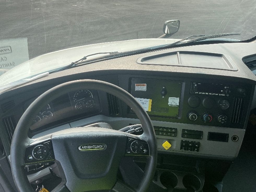 Sleeper Tractor-Heavy Duty Tractors-Freightliner-2022-T12664ST-Everett-WA-524,142\n\t\tmiles-$ 79,000 - Image 11