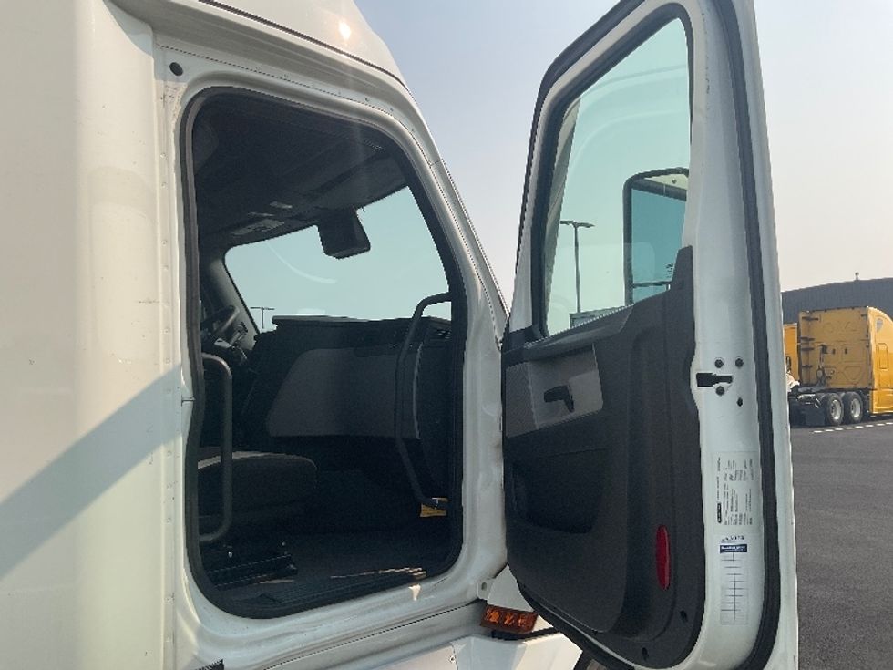 Sleeper Tractor-Heavy Duty Tractors-Freightliner-2022-T12664ST-Everett-WA-524,142\n\t\tmiles-$ 79,000 - Image 13