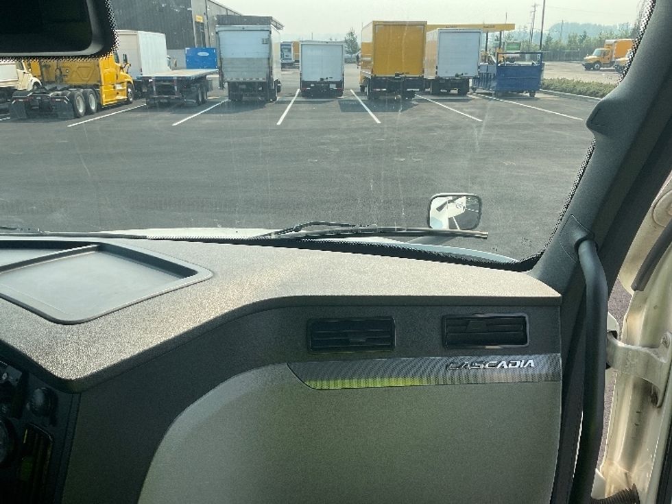 Sleeper Tractor-Heavy Duty Tractors-Freightliner-2022-T12664ST-Everett-WA-524,142\n\t\tmiles-$ 79,000 - Image 14