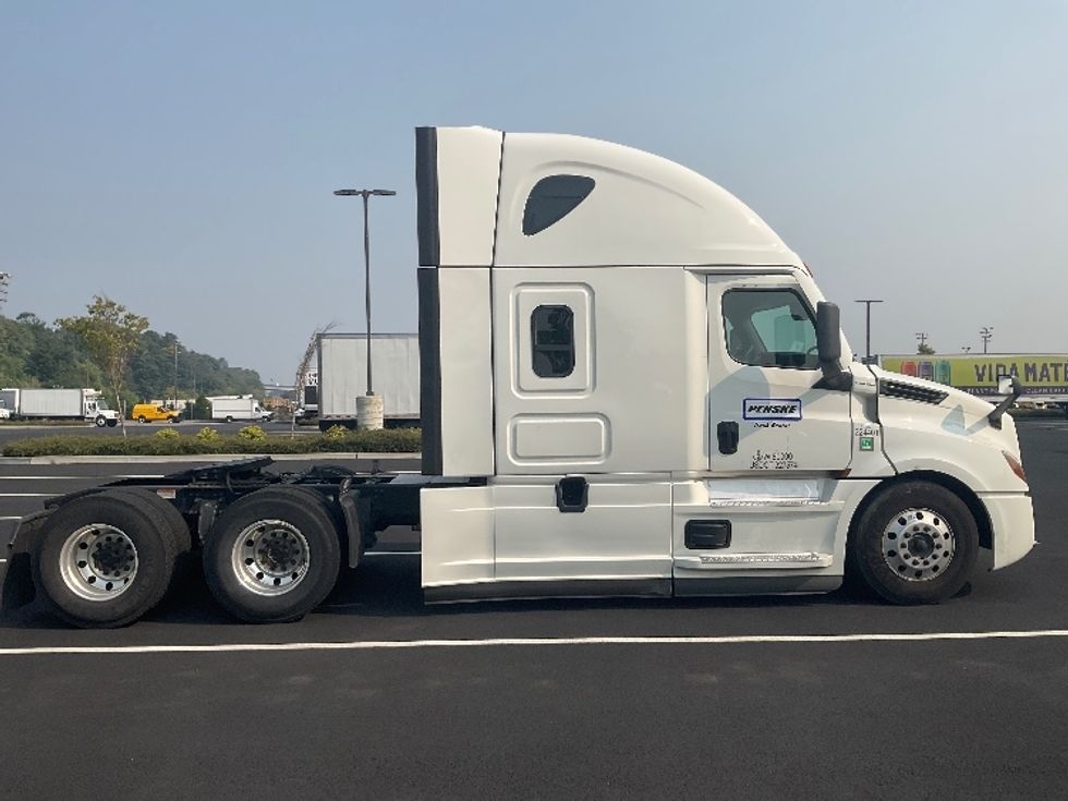 Sleeper Tractor-Heavy Duty Tractors-Freightliner-2022-T12664ST-Everett-WA-524,142\n\t\tmiles-$ 79,000 - Image 8