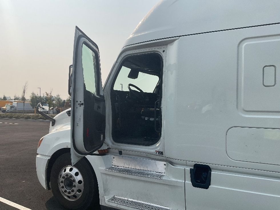 Sleeper Tractor-Heavy Duty Tractors-Freightliner-2022-T12664ST-Everett-WA-524,142\n\t\tmiles-$ 79,000 - Image 9