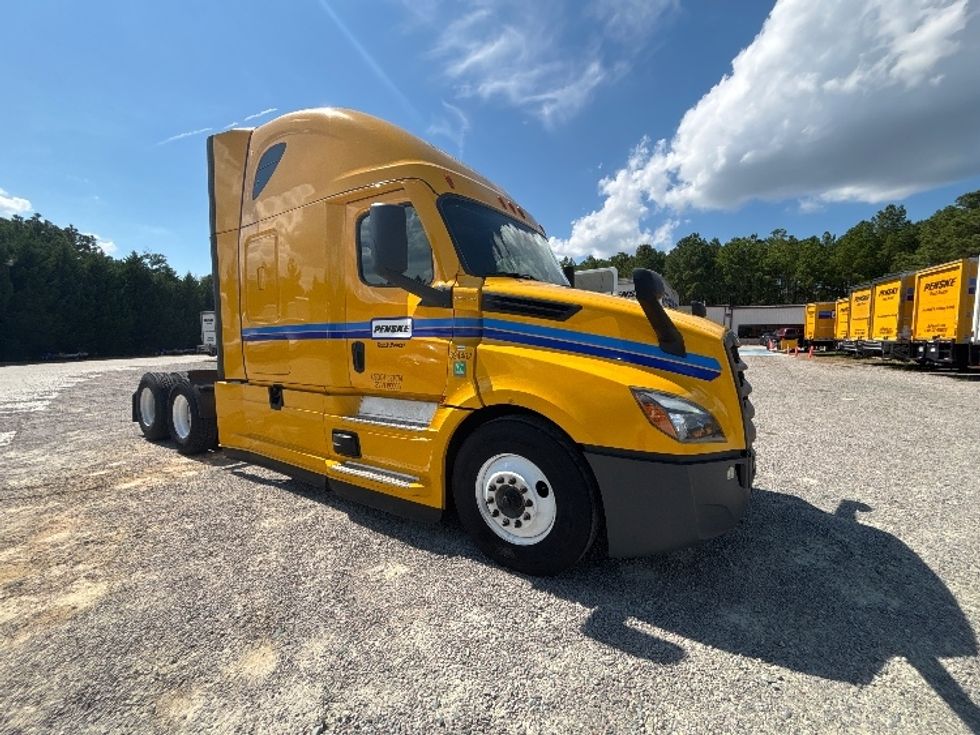 Sleeper Tractor-Heavy Duty Tractors-Freightliner-2022-T12664ST-Fayetteville-NC-582,812\n\t\tmiles-$ 64,750 - Image 1