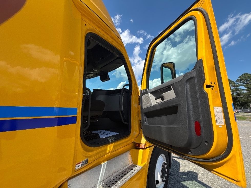 Sleeper Tractor-Heavy Duty Tractors-Freightliner-2022-T12664ST-Fayetteville-NC-582,812\n\t\tmiles-$ 64,750 - Image 13