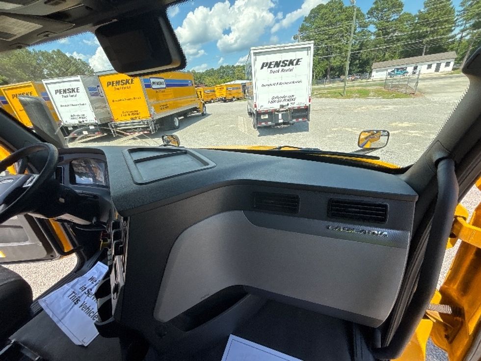 Sleeper Tractor-Heavy Duty Tractors-Freightliner-2022-T12664ST-Fayetteville-NC-582,812\n\t\tmiles-$ 64,750 - Image 14