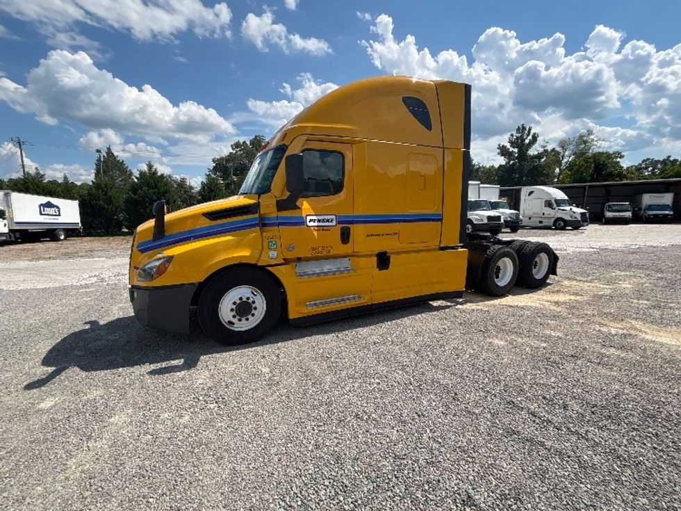 Sleeper Tractor-Heavy Duty Tractors-Freightliner-2022-T12664ST-Fayetteville-NC-582,812\n\t\tmiles-$ 64,750 - Image 4