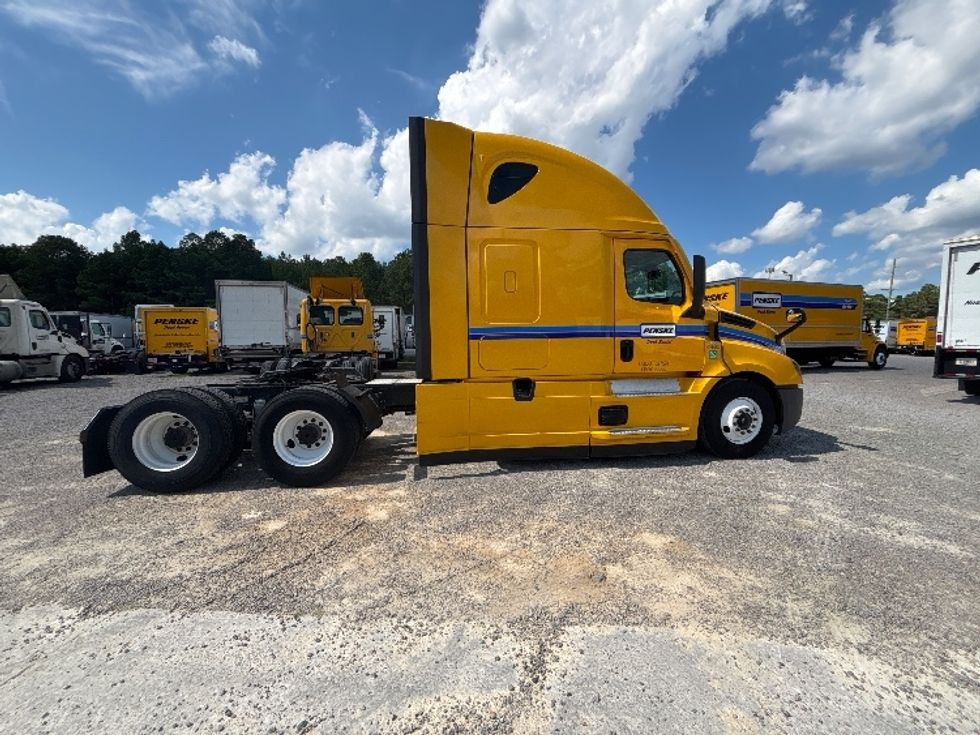Sleeper Tractor-Heavy Duty Tractors-Freightliner-2022-T12664ST-Fayetteville-NC-582,812\n\t\tmiles-$ 64,750 - Image 8