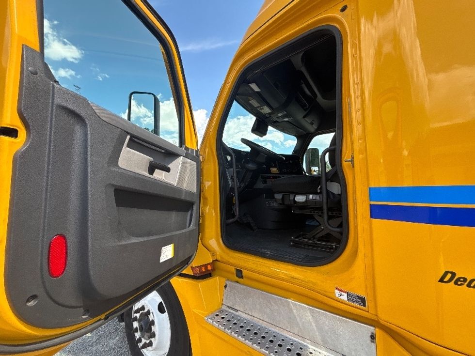 Sleeper Tractor-Heavy Duty Tractors-Freightliner-2022-T12664ST-Fayetteville-NC-582,812\n\t\tmiles-$ 64,750 - Image 9