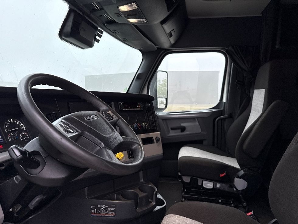 Sleeper Tractor-Heavy Duty Tractors-Freightliner-2022-T12664ST-Findlay-OH-578,674\n\t\tmiles-$ 61,250 - Image 10