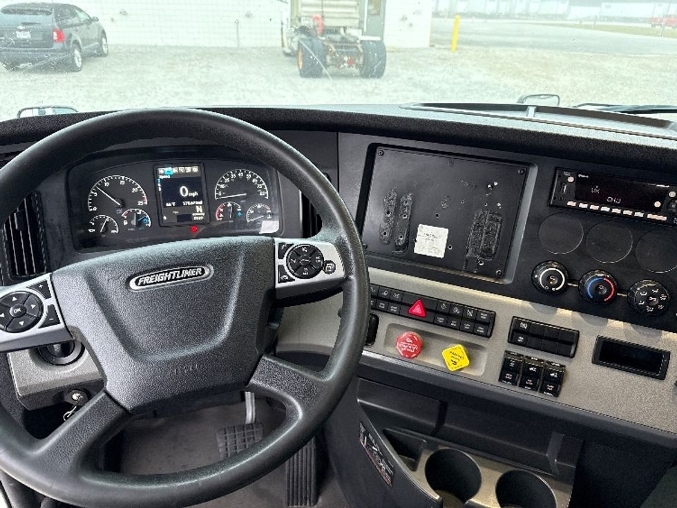 Sleeper Tractor-Heavy Duty Tractors-Freightliner-2022-T12664ST-Findlay-OH-578,674\n\t\tmiles-$ 61,250 - Image 11
