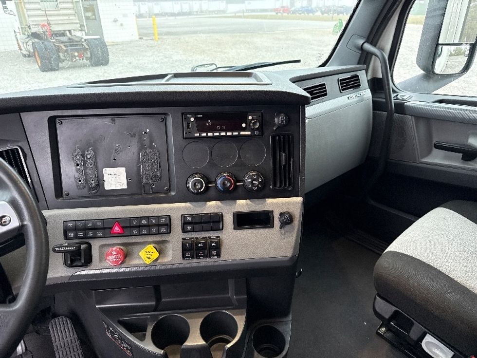 Sleeper Tractor-Heavy Duty Tractors-Freightliner-2022-T12664ST-Findlay-OH-578,674\n\t\tmiles-$ 61,250 - Image 12