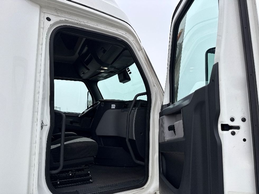 Sleeper Tractor-Heavy Duty Tractors-Freightliner-2022-T12664ST-Findlay-OH-578,674\n\t\tmiles-$ 61,250 - Image 13