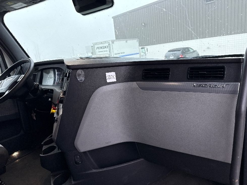 Sleeper Tractor-Heavy Duty Tractors-Freightliner-2022-T12664ST-Findlay-OH-578,674\n\t\tmiles-$ 61,250 - Image 14