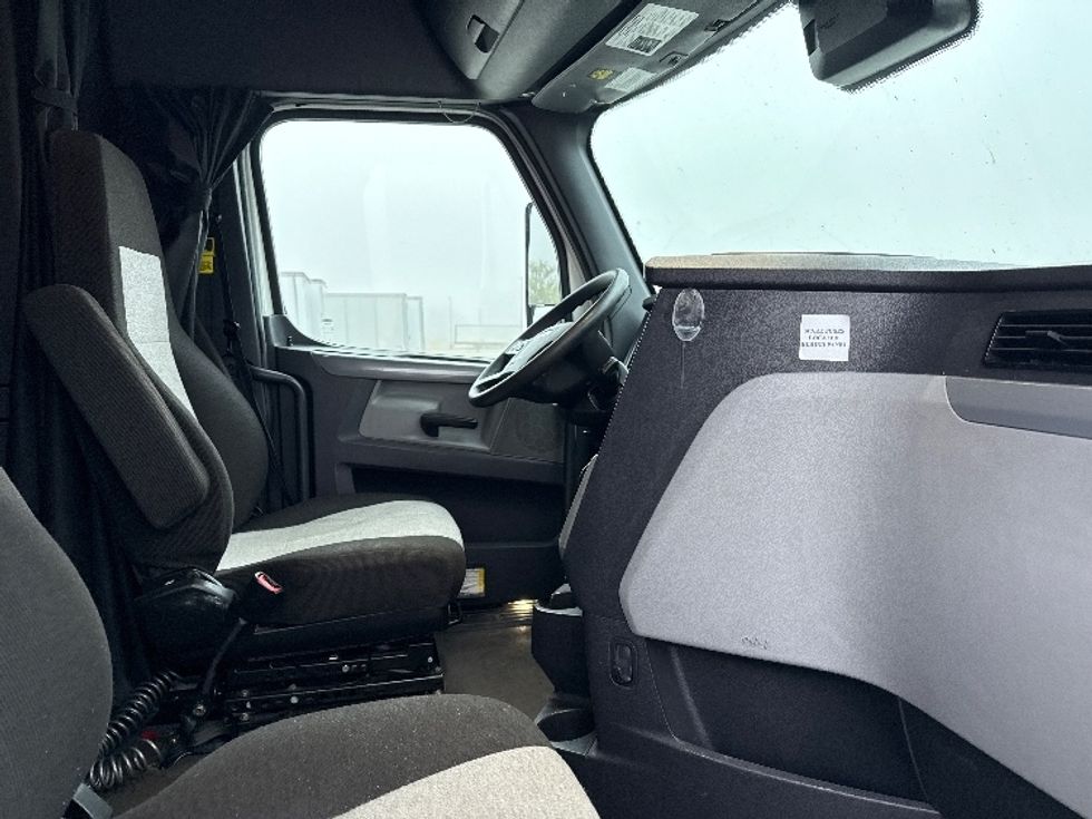 Sleeper Tractor-Heavy Duty Tractors-Freightliner-2022-T12664ST-Findlay-OH-578,674\n\t\tmiles-$ 61,250 - Image 15