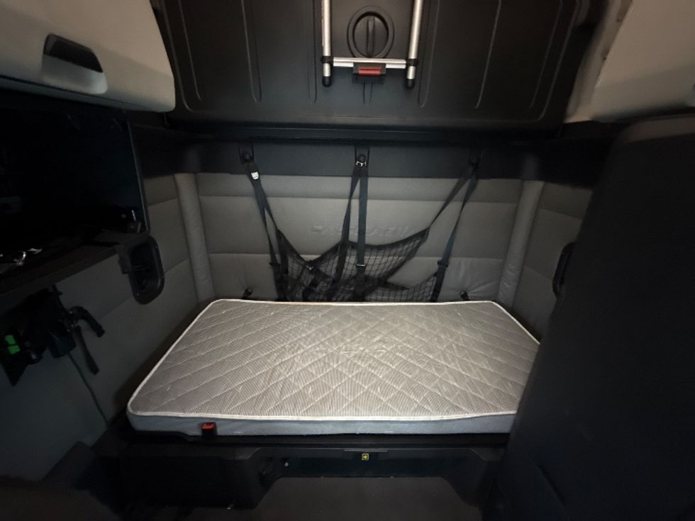 Sleeper Tractor-Heavy Duty Tractors-Freightliner-2022-T12664ST-Findlay-OH-578,674\n\t\tmiles-$ 61,250 - Image 16