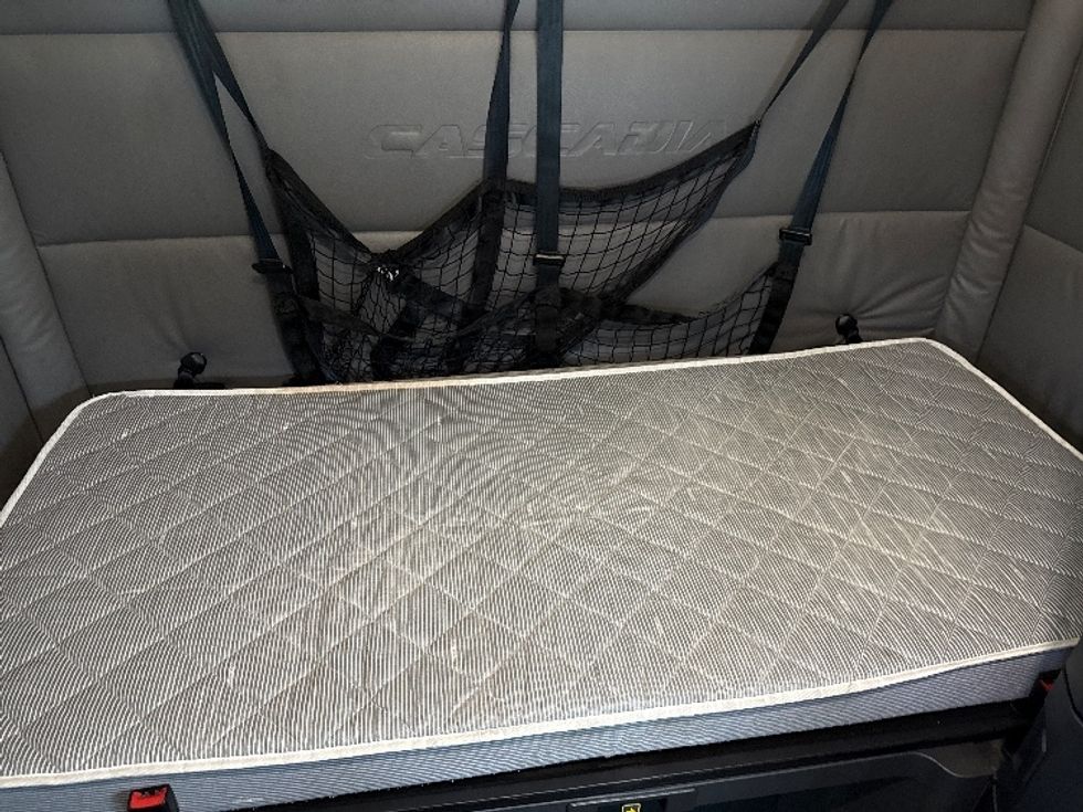 Sleeper Tractor-Heavy Duty Tractors-Freightliner-2022-T12664ST-Findlay-OH-578,674\n\t\tmiles-$ 61,250 - Image 17