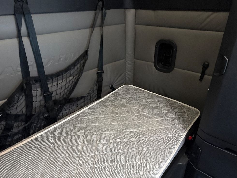 Sleeper Tractor-Heavy Duty Tractors-Freightliner-2022-T12664ST-Findlay-OH-578,674\n\t\tmiles-$ 61,250 - Image 18