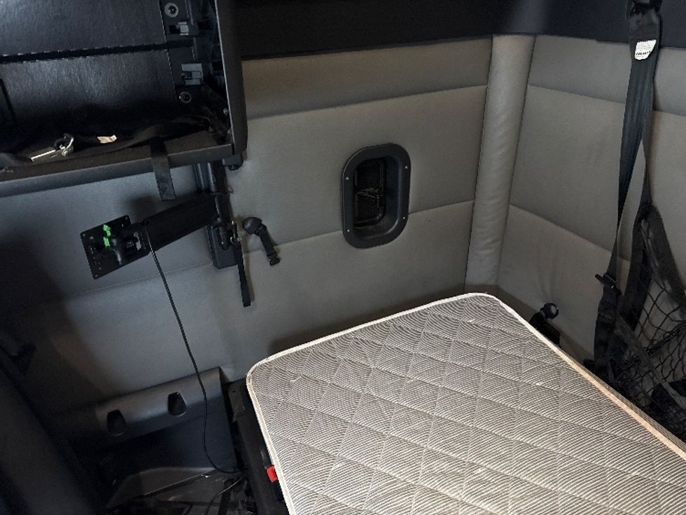 Sleeper Tractor-Heavy Duty Tractors-Freightliner-2022-T12664ST-Findlay-OH-578,674\n\t\tmiles-$ 61,250 - Image 19