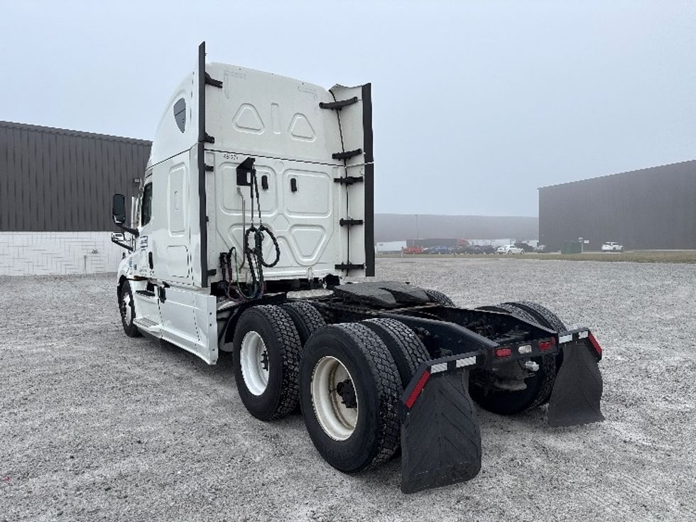Sleeper Tractor-Heavy Duty Tractors-Freightliner-2022-T12664ST-Findlay-OH-578,674\n\t\tmiles-$ 61,250 - Image 5