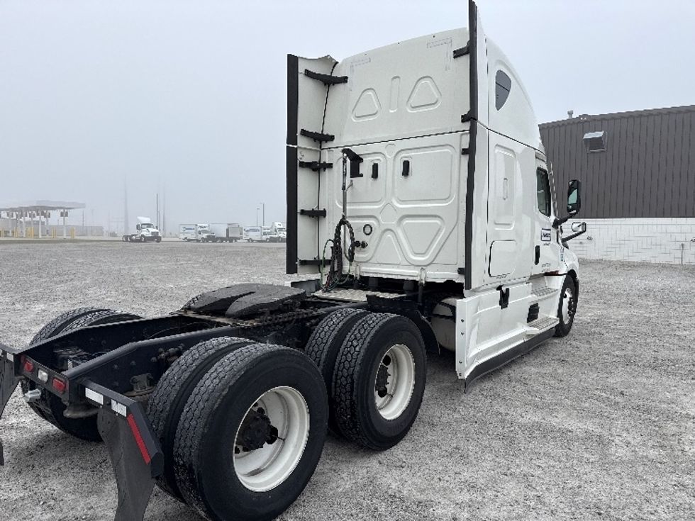 Sleeper Tractor-Heavy Duty Tractors-Freightliner-2022-T12664ST-Findlay-OH-578,674\n\t\tmiles-$ 61,250 - Image 7