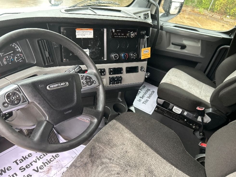 Sleeper Tractor-Heavy Duty Tractors-Freightliner-2022-T12664ST-Findlay-OH-597,137\n\t\tmiles-$ 61,500 - Image 10