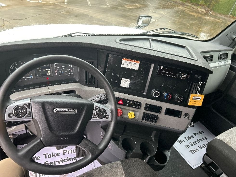 Sleeper Tractor-Heavy Duty Tractors-Freightliner-2022-T12664ST-Findlay-OH-597,137\n\t\tmiles-$ 61,500 - Image 11