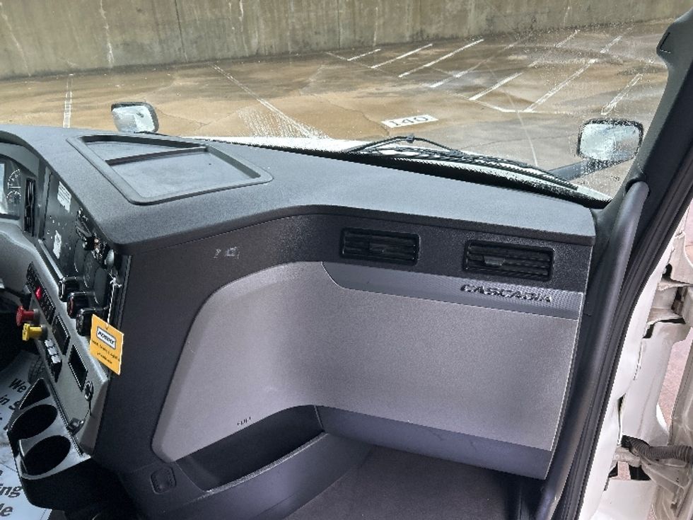 Sleeper Tractor-Heavy Duty Tractors-Freightliner-2022-T12664ST-Findlay-OH-597,137\n\t\tmiles-$ 61,500 - Image 14