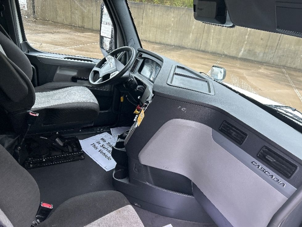 Sleeper Tractor-Heavy Duty Tractors-Freightliner-2022-T12664ST-Findlay-OH-597,137\n\t\tmiles-$ 61,500 - Image 15