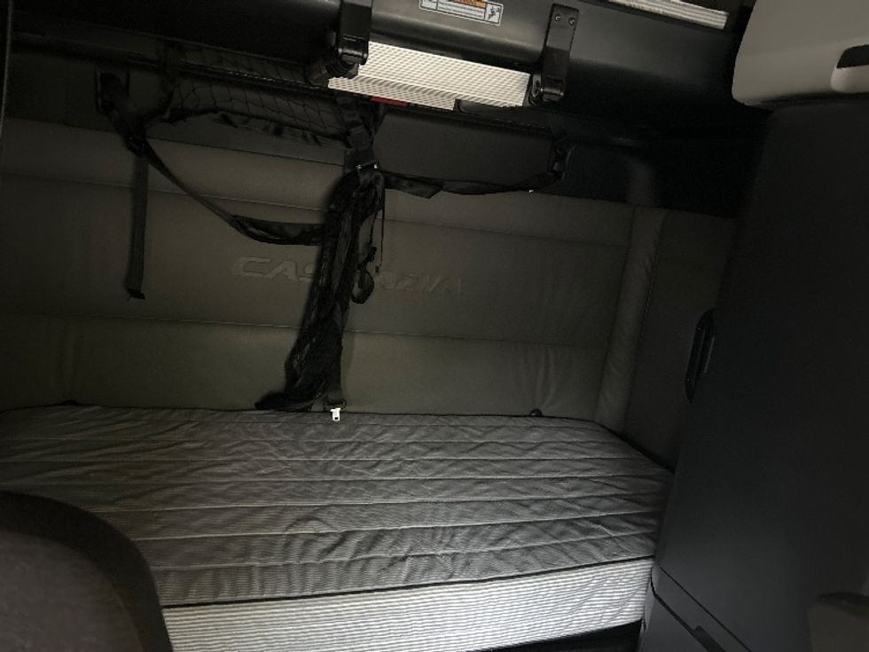 Sleeper Tractor-Heavy Duty Tractors-Freightliner-2022-T12664ST-Findlay-OH-597,137\n\t\tmiles-$ 61,500 - Image 16