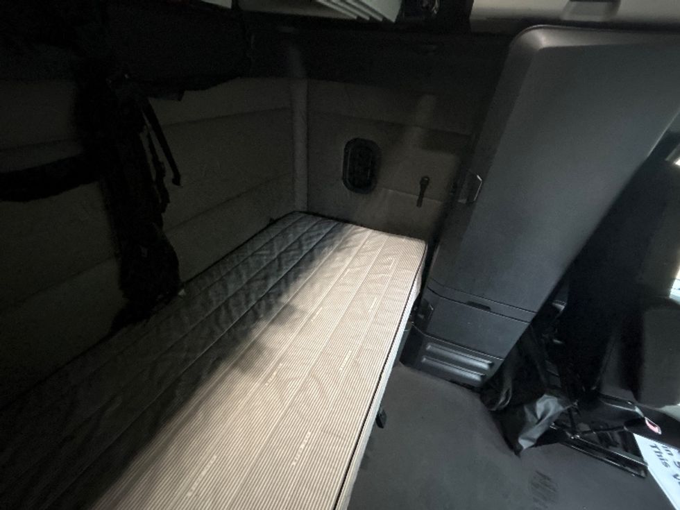 Sleeper Tractor-Heavy Duty Tractors-Freightliner-2022-T12664ST-Findlay-OH-597,137\n\t\tmiles-$ 61,500 - Image 18