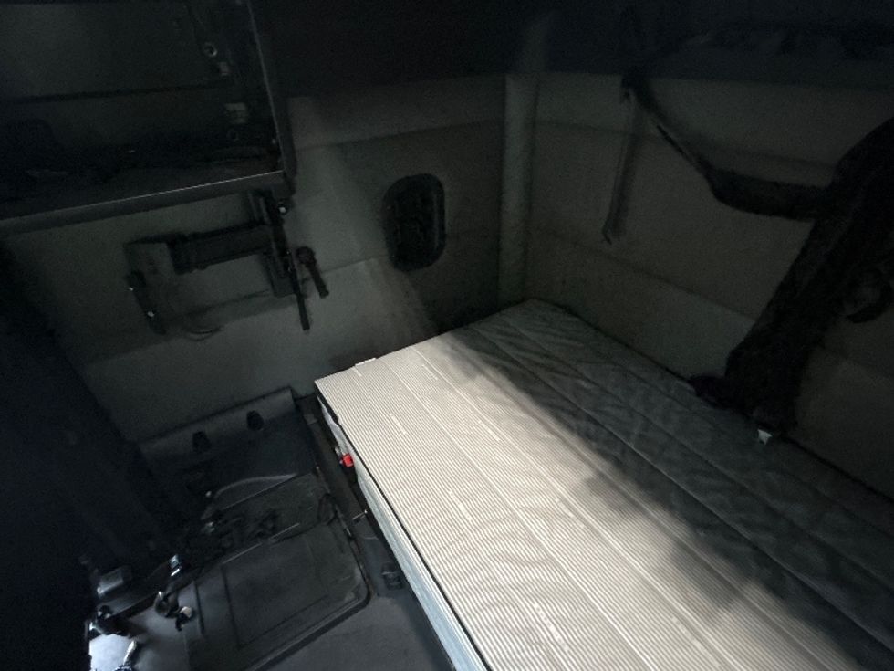 Sleeper Tractor-Heavy Duty Tractors-Freightliner-2022-T12664ST-Findlay-OH-597,137\n\t\tmiles-$ 61,500 - Image 19