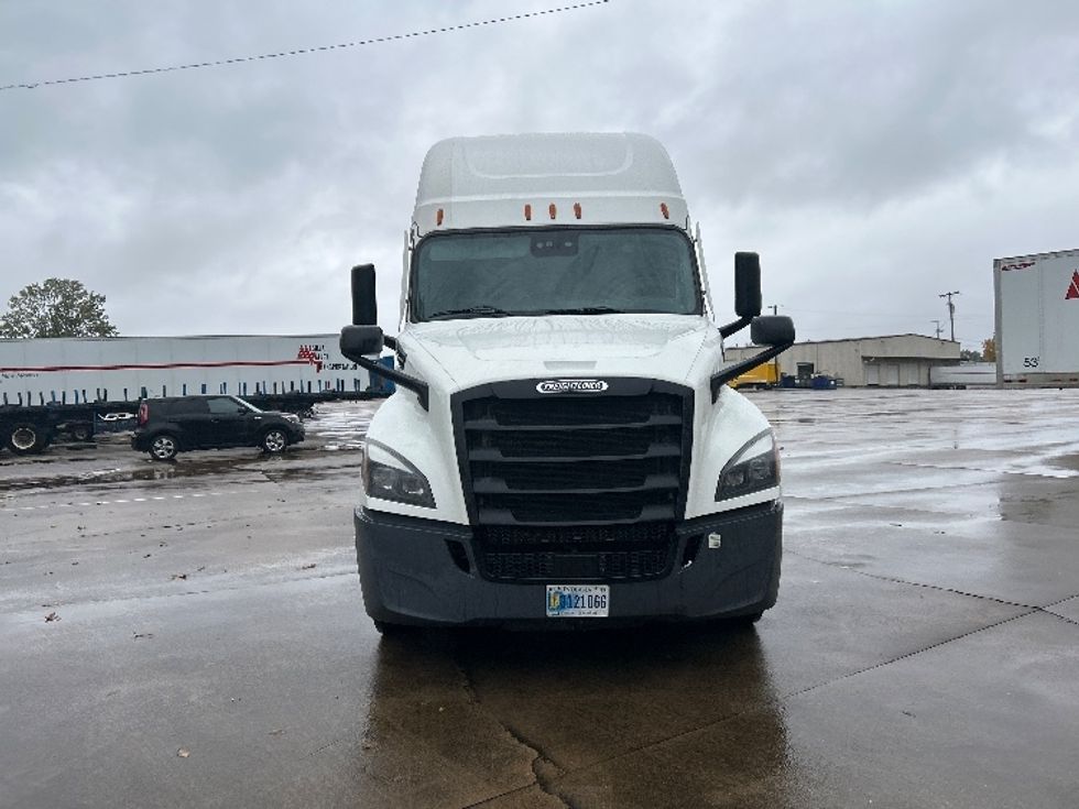 Sleeper Tractor-Heavy Duty Tractors-Freightliner-2022-T12664ST-Findlay-OH-597,137\n\t\tmiles-$ 61,500 - Image 2