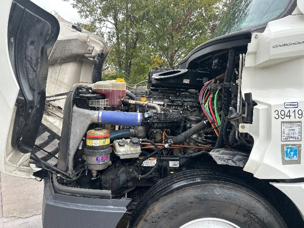Sleeper Tractor-Heavy Duty Tractors-Freightliner-2022-T12664ST-Findlay-OH-597,137\n\t\tmiles-$ 61,500 - Image 21