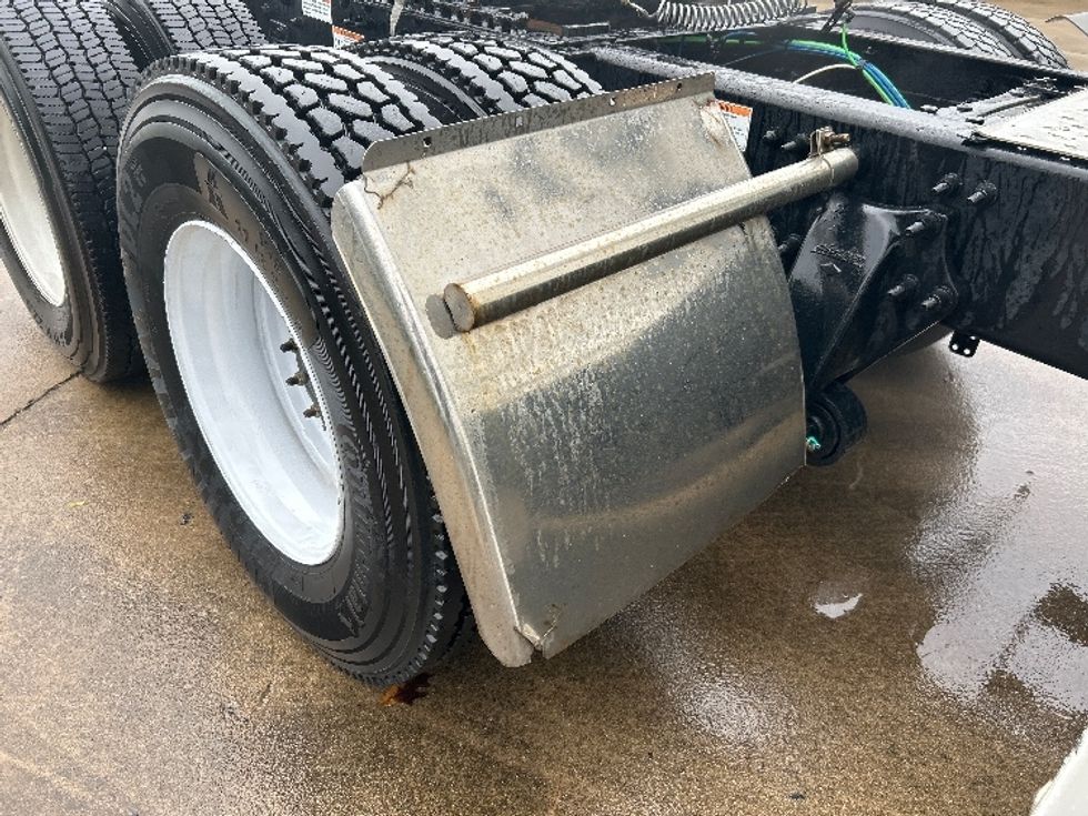 Sleeper Tractor-Heavy Duty Tractors-Freightliner-2022-T12664ST-Findlay-OH-597,137\n\t\tmiles-$ 61,500 - Image 24