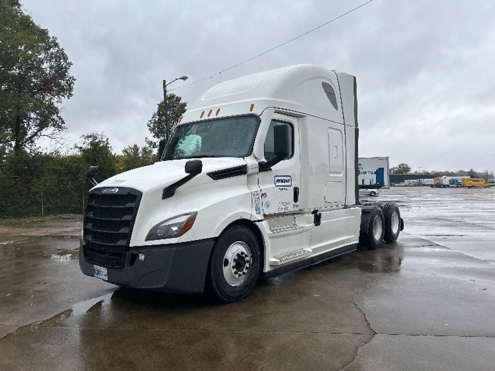 Sleeper Tractor-Heavy Duty Tractors-Freightliner-2022-T12664ST-Findlay-OH-597,137\n\t\tmiles-$ 61,500 - Image 3