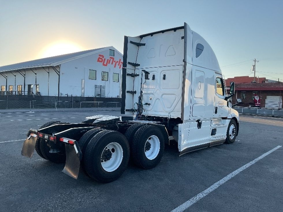Sleeper Tractor-Heavy Duty Tractors-Freightliner-2022-T12664ST-Findlay-OH-597,137\n\t\tmiles-$ 61,500 - Image 7