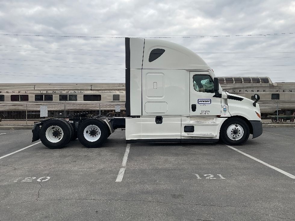 Sleeper Tractor-Heavy Duty Tractors-Freightliner-2022-T12664ST-Findlay-OH-597,137\n\t\tmiles-$ 61,500 - Image 8