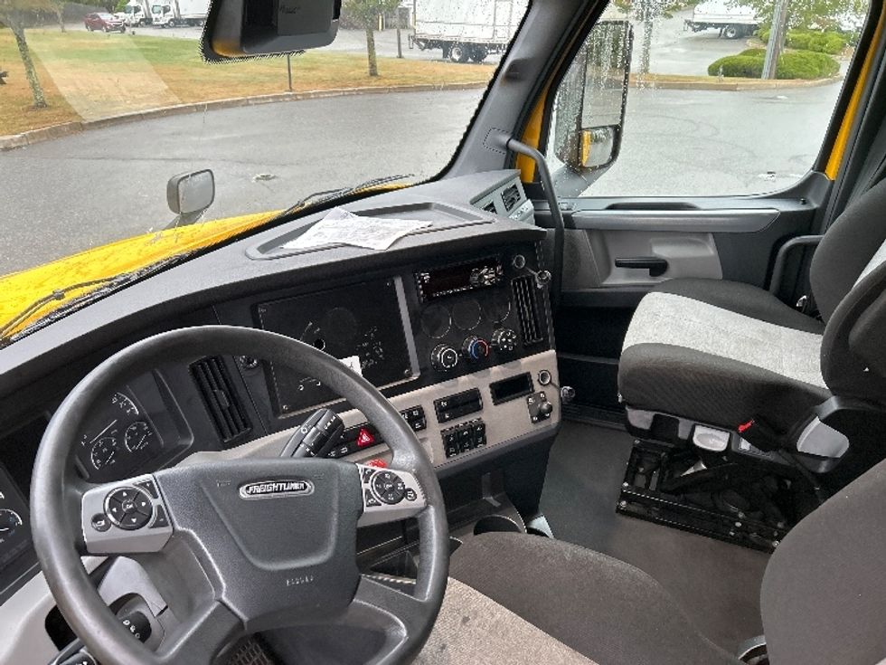 Sleeper Tractor-Heavy Duty Tractors-Freightliner-2022-T12664ST-Fitchburg-MA-361,579\n\t\tmiles-$ 77,500 - Image 10