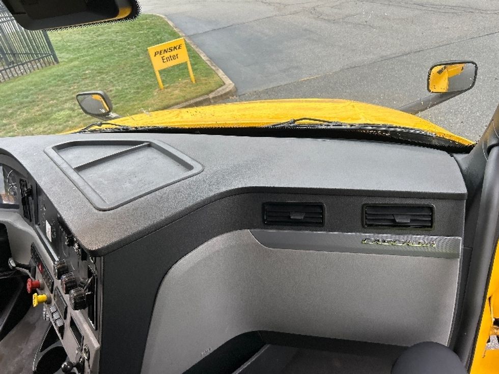 Sleeper Tractor-Heavy Duty Tractors-Freightliner-2022-T12664ST-Fitchburg-MA-361,579\n\t\tmiles-$ 77,500 - Image 14