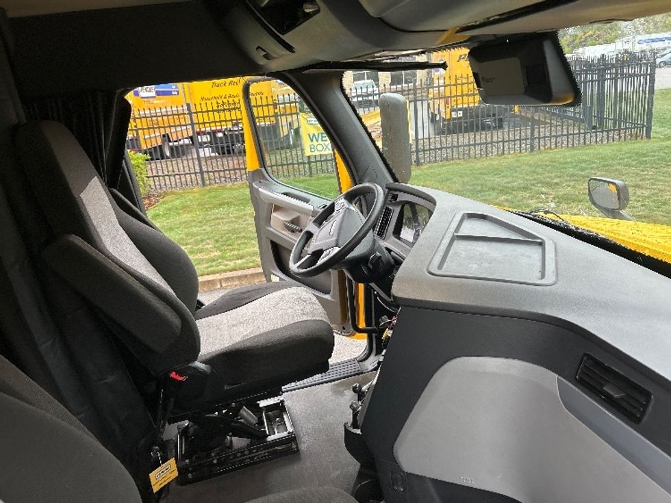 Sleeper Tractor-Heavy Duty Tractors-Freightliner-2022-T12664ST-Fitchburg-MA-361,579\n\t\tmiles-$ 77,500 - Image 15