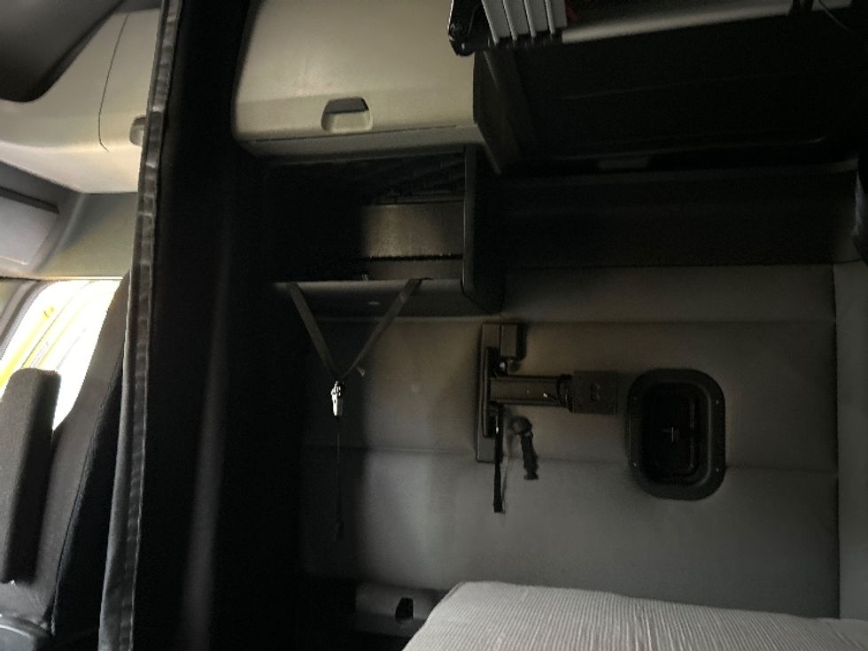 Sleeper Tractor-Heavy Duty Tractors-Freightliner-2022-T12664ST-Fitchburg-MA-361,579\n\t\tmiles-$ 77,500 - Image 19