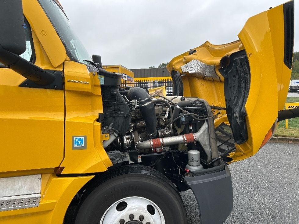 Sleeper Tractor-Heavy Duty Tractors-Freightliner-2022-T12664ST-Fitchburg-MA-361,579\n\t\tmiles-$ 77,500 - Image 20