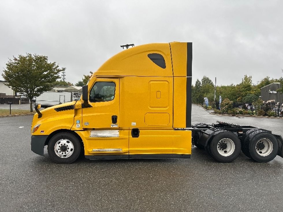 Sleeper Tractor-Heavy Duty Tractors-Freightliner-2022-T12664ST-Fitchburg-MA-361,579\n\t\tmiles-$ 77,500 - Image 4