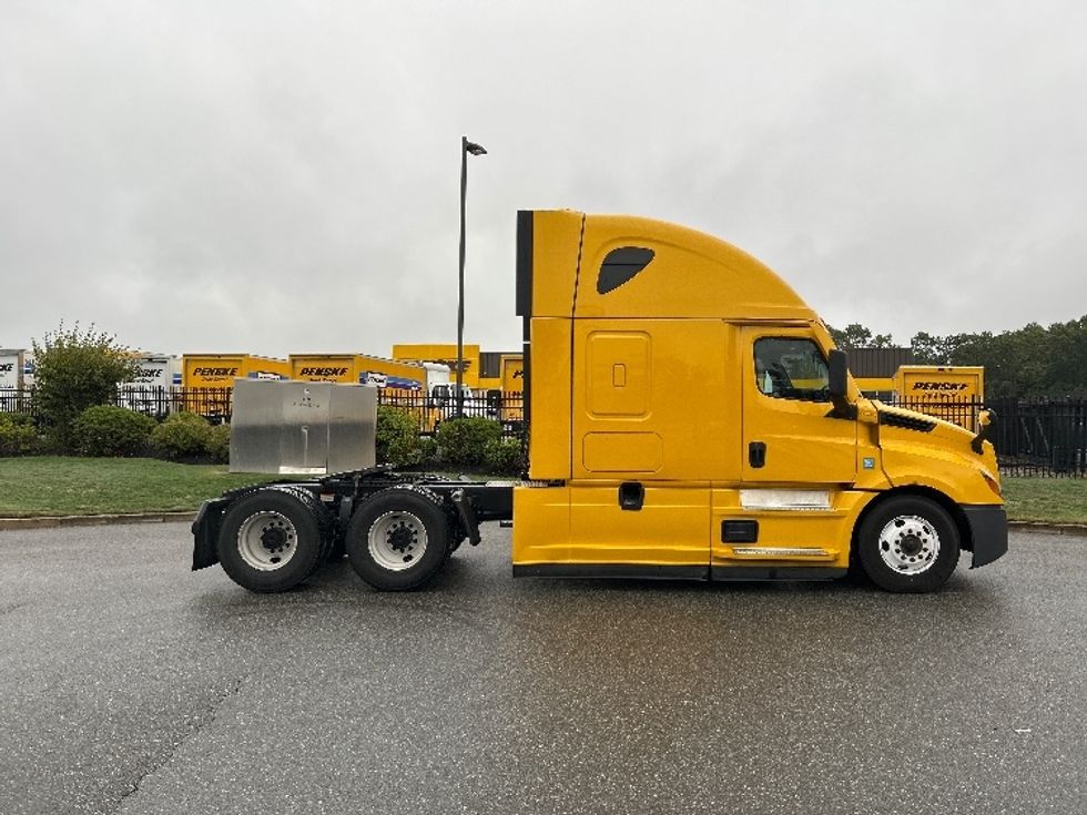Sleeper Tractor-Heavy Duty Tractors-Freightliner-2022-T12664ST-Fitchburg-MA-361,579\n\t\tmiles-$ 77,500 - Image 8