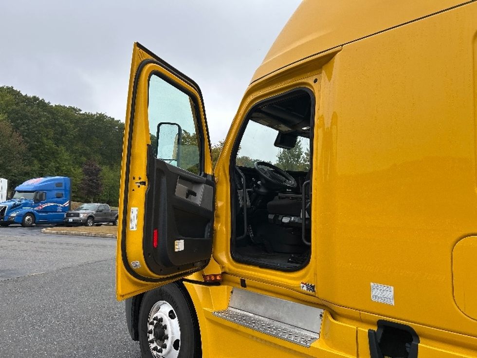 Sleeper Tractor-Heavy Duty Tractors-Freightliner-2022-T12664ST-Fitchburg-MA-361,579\n\t\tmiles-$ 77,500 - Image 9