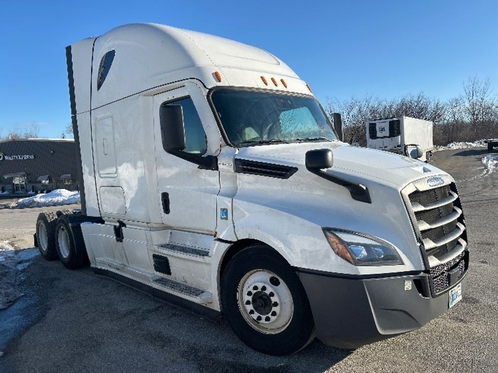 Sleeper Tractor-Heavy Duty Tractors-Freightliner-2022-T12664ST-Fitchburg-MA-534,370\n\t\tmiles-$ 61,500 - Image 1