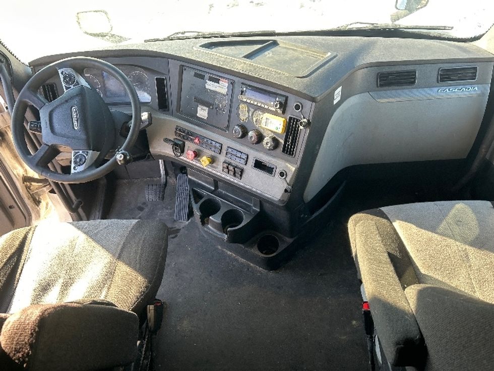 Sleeper Tractor-Heavy Duty Tractors-Freightliner-2022-T12664ST-Fitchburg-MA-534,370\n\t\tmiles-$ 61,500 - Image 12